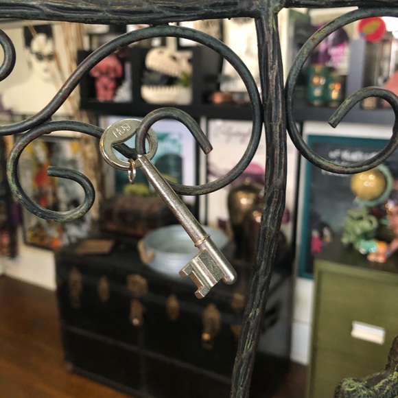 Silver Skeleton Key 🔑 Necklace Charm - Picture 3 of 3